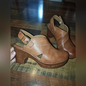 Women’s Tan Size 9 Platform Slingback Heels, Clogs